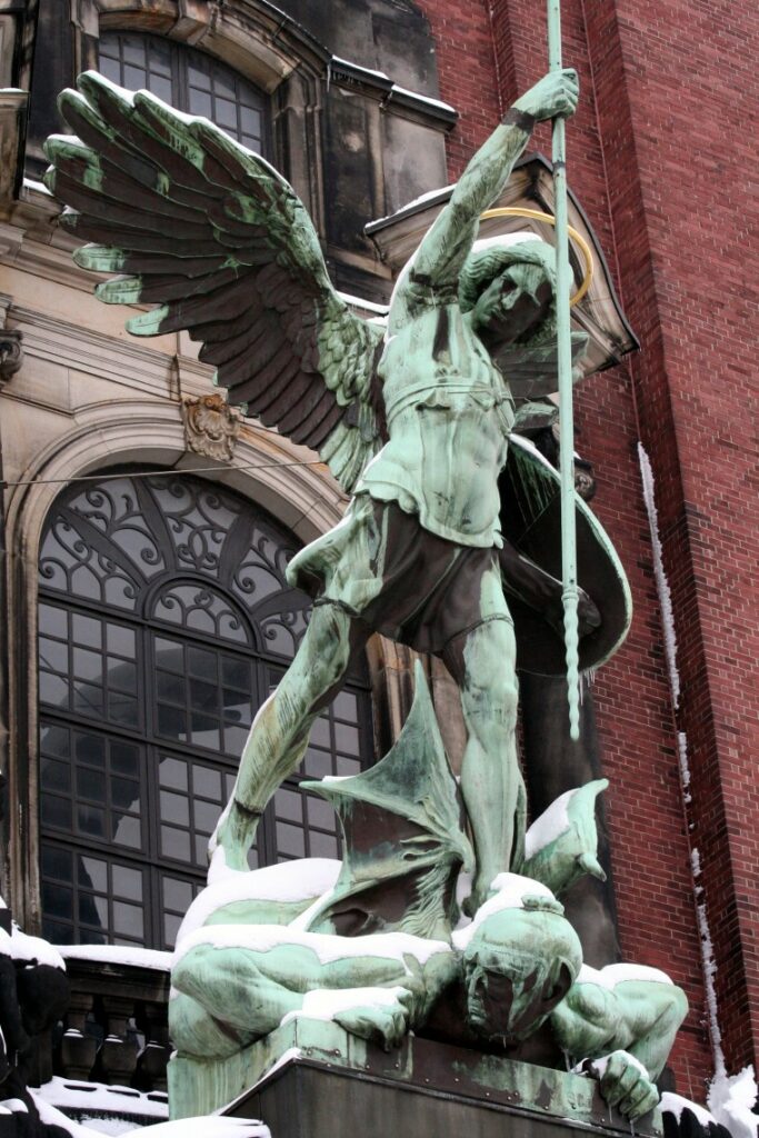 Anjos e demônios lutando, aqui São Miguel contra o Mal.