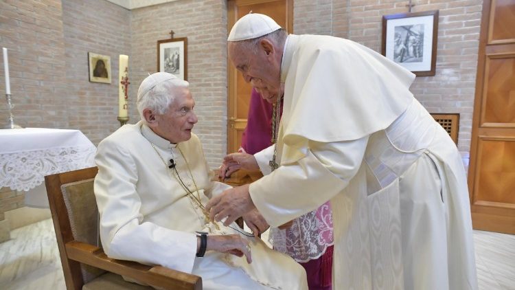 Papa: rezemos por Bento XVI, ele está doente e no silêncio apoia a Igreja -  Vatican News
