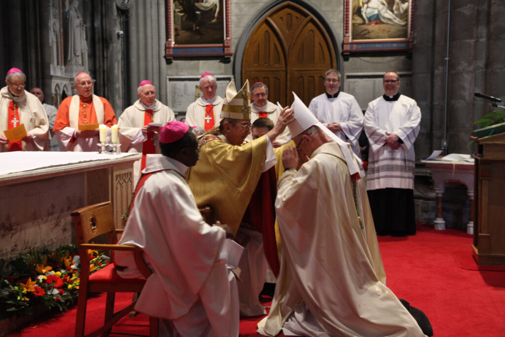 Ordenação episcopal, onde o Bispo recebe o último grau do sacramento da Ordem.