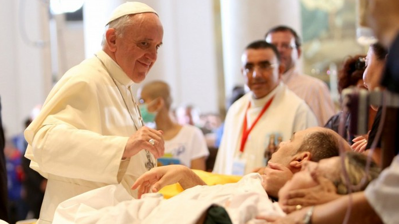 Papa Francisco ministrando o Sacramento da Unção dos EnFERMOS.