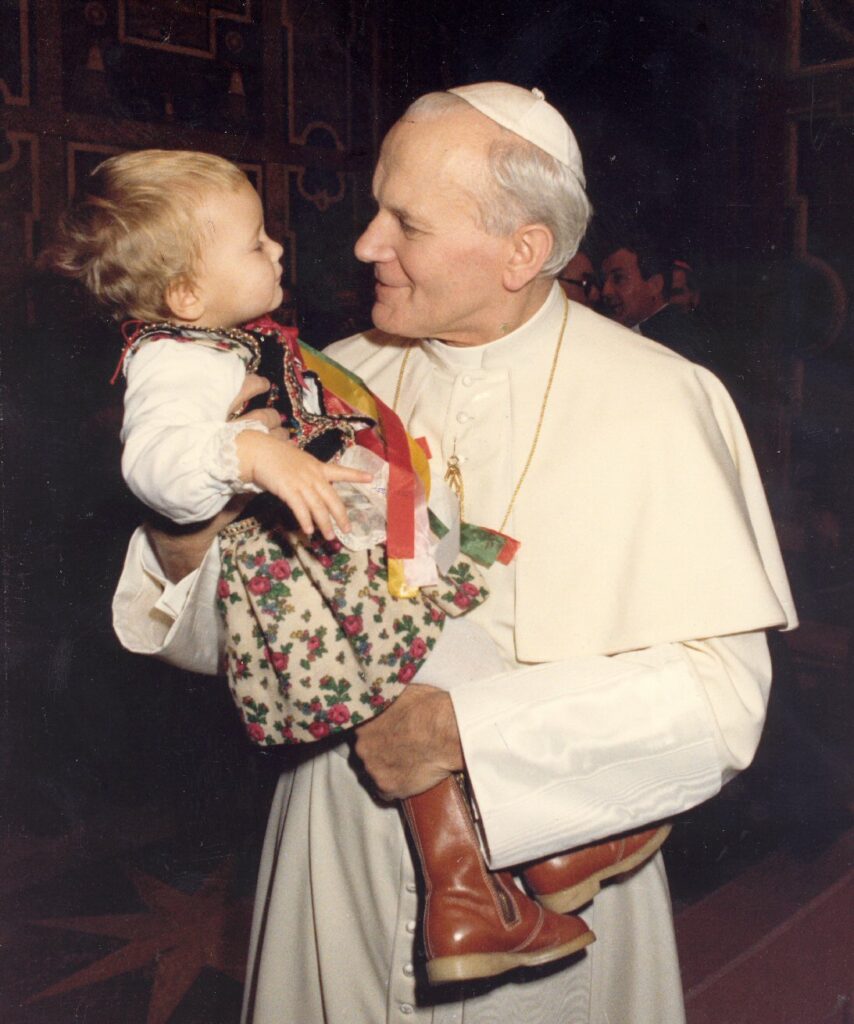 São João Paulo II, Papa, segurando uma criança; Na Igreja Católica, ele foi um grane baluarte na luta contra o aborto.