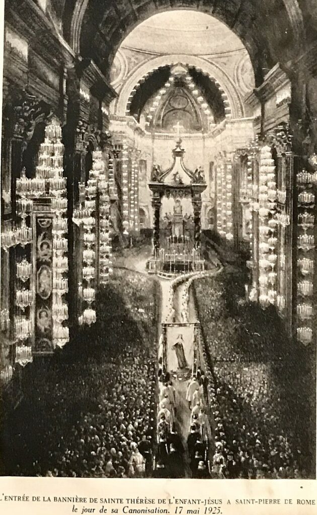 Registro da canonização de Santa Teresinha na Basílica de São Pedro, no Vaticano.