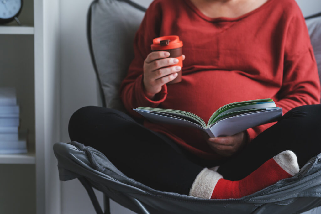 mulher grávida aproveitando dicas de leitura