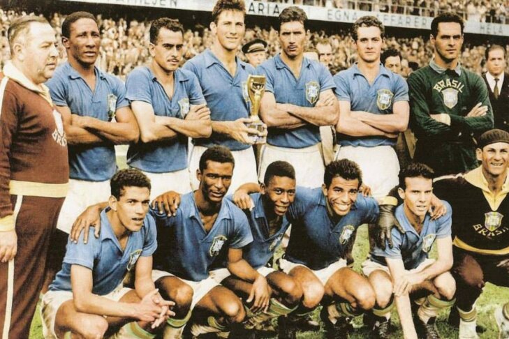 Seleção brasileira vestindo a camisa azul em homenagem a Nossa Senhora Aparecida. 