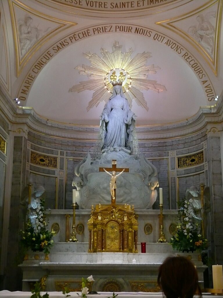 imagem de Nossa Senhora das Graças na capela da Medalha Milagrosa, em Paris.