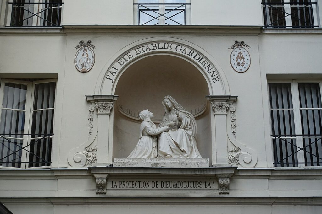 Santa Catarina Labouré e Nossa Senhora Senhora das Graças, com frente e verso da medalha milagrosa.