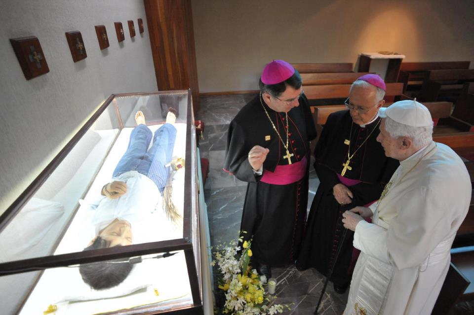 Papa Bento XVI visitando o túmulo de São José Sanchez del Rio. Viva Cristo Rei!