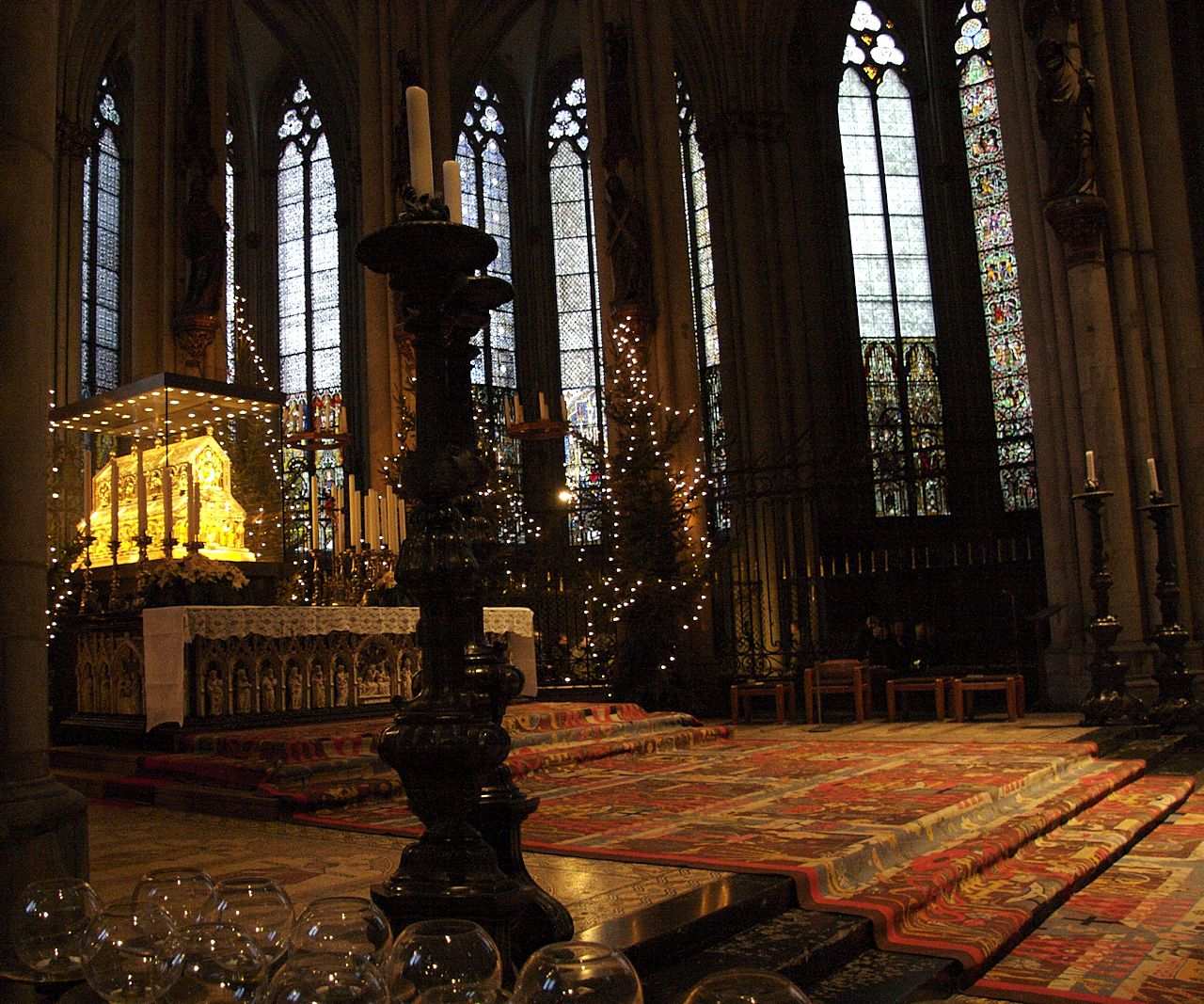 Relicário na Catedral de Colônia com os restos mortais dos Reis Magos.