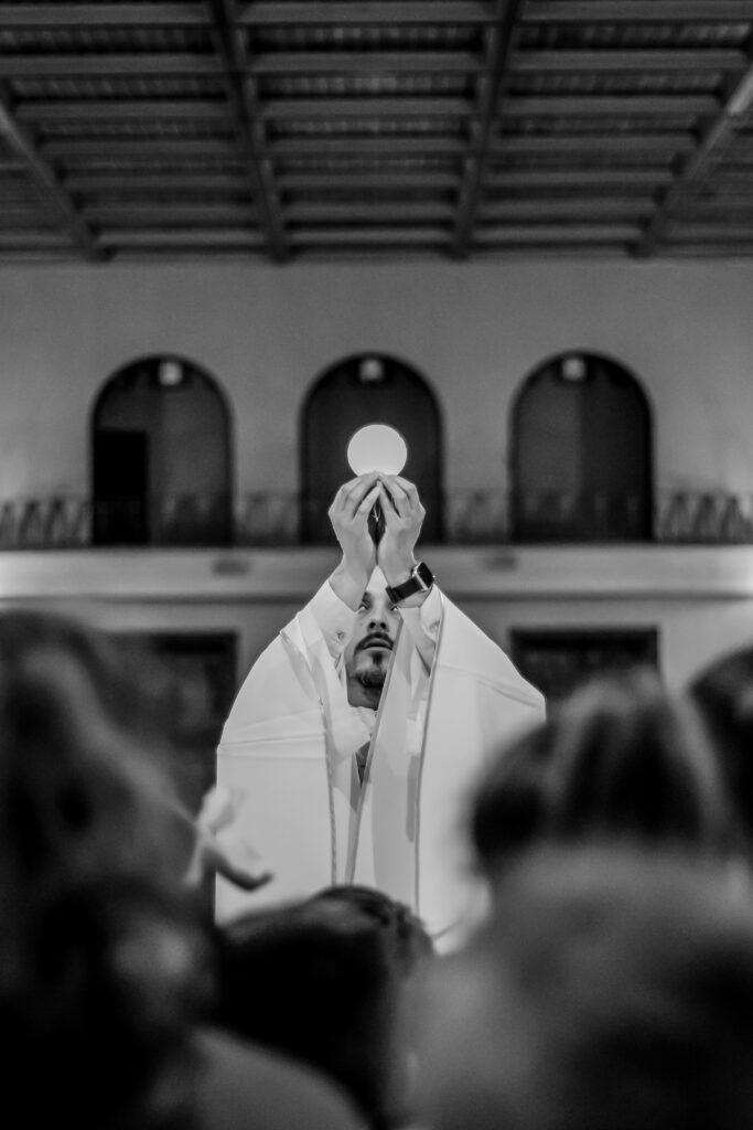 sacerdote consagrando a eucaristia, a atualização do calvário em cada missa.
