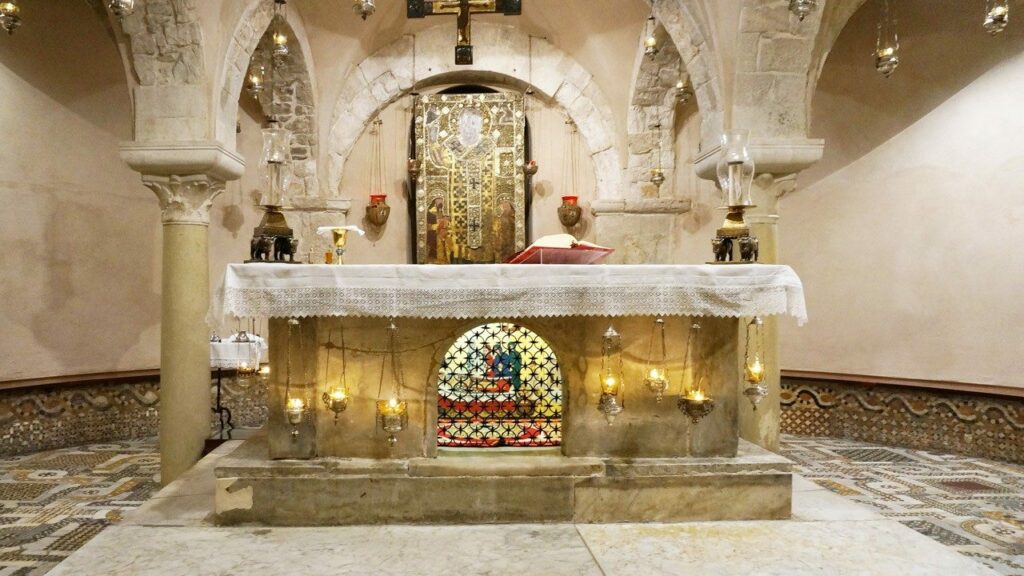 imagem interna da Basílica de São Nicolau, em Bari, na Itália. 