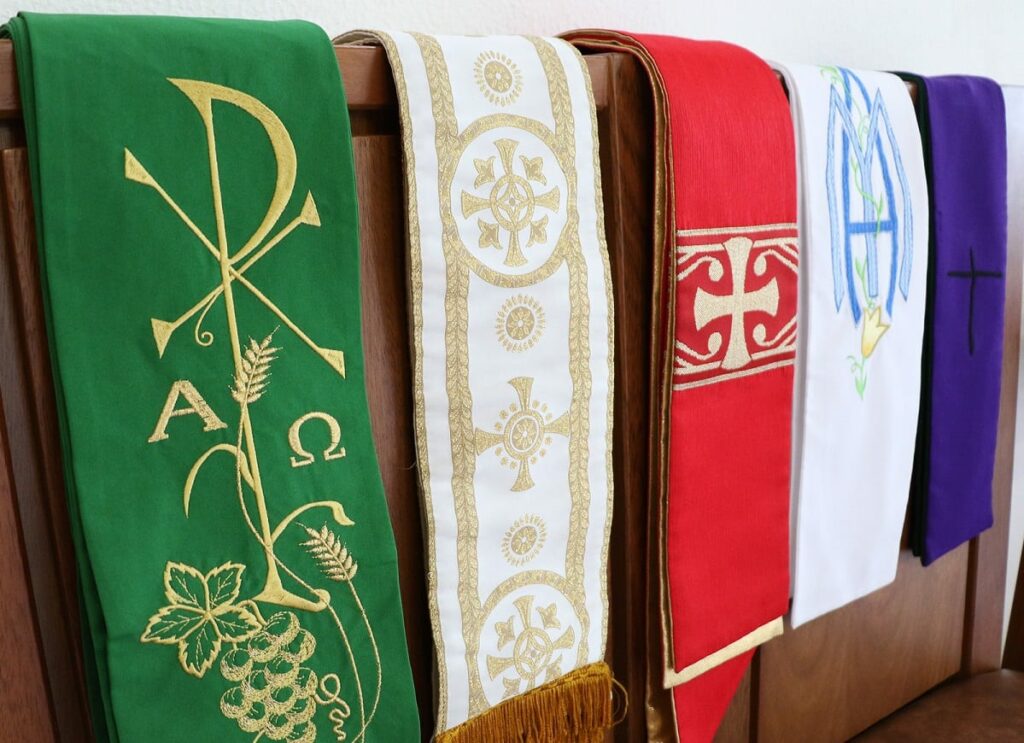 estolas utilizadas no ano litúrgico, sendo a de cor verde a do tempo comum.