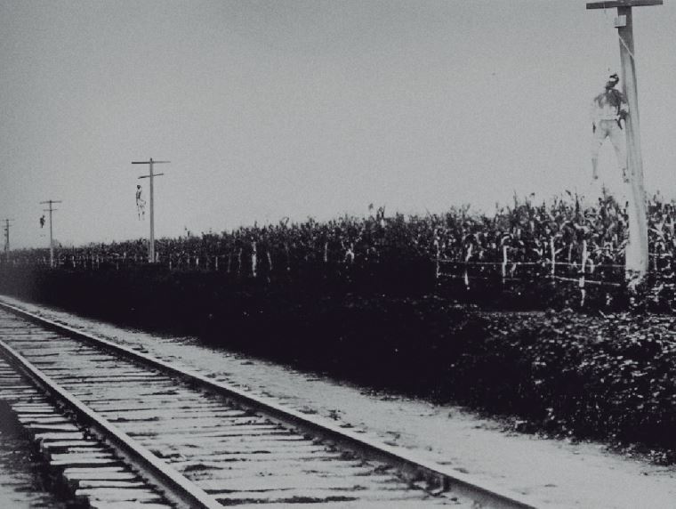 Cristeros da guerra cristera pendurados ao longo de uma linha férrea no estado de Jalisco, em foto de 1927.