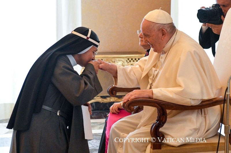 Irmã da Ordem de Santa Brígida com Papa Francisco.