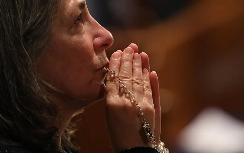 vida espiritual da mulher católica rezando o rosário