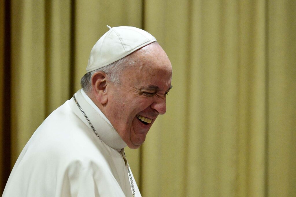 papa francisco sorrindo com a oração do bom humor de São Thomas More