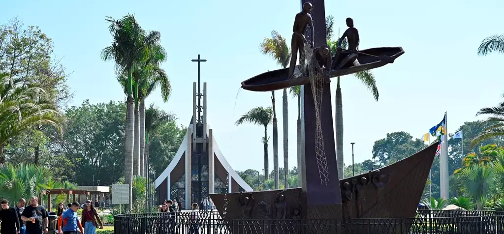 Monumento aos três pescadores que encontraram Nossa Senhora Aparecida no Porto Itaguaçu.