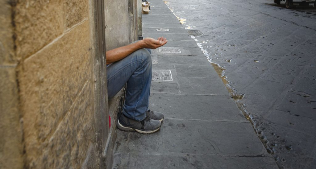 Esmola: por que dar e qual sua importância espiritual?