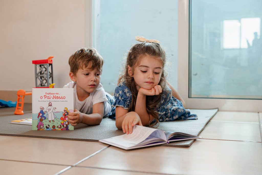 livro católico para crianças sobre a oração do pai nosso. 