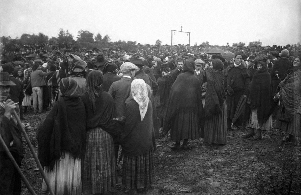 peregrinos na cova da íria, acompanhando o milagre do sol.