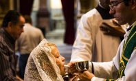 Comunhão em duas espécies: o que a Igreja ensina sobre receber o Corpo e o Sangue de Cristo?