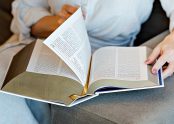 Livros sobre a Bíblia: 3 leituras para entender melhor as Escrituras